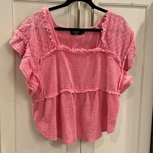 Women’s short sleeve pink gauze top, size large